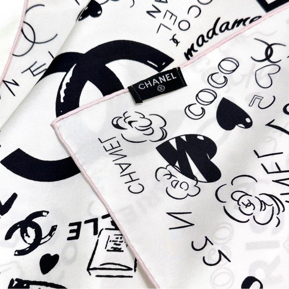 Chanel black and white patterned silk scarf - Picture 4 of 6